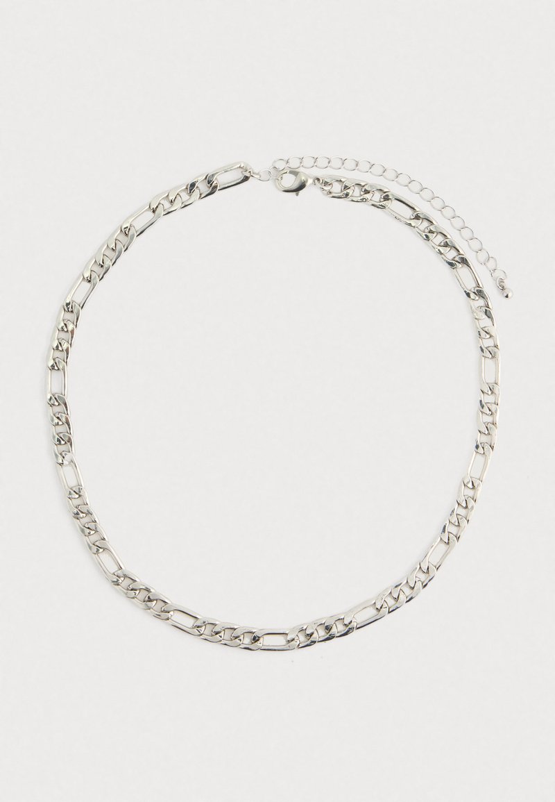 Collier en argent avec des maillons alternant écrasés et ronds. Il est doté d'un fermoir sécurisé et d'une chaîne ajustable pour personnaliser la longueur.