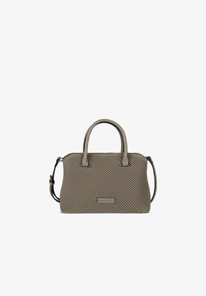 Sac à main taupe texturé avec deux poignées supérieures et une bandoulière amovible, forme rectangulaire, plaque logo métallique de marque sur le devant.