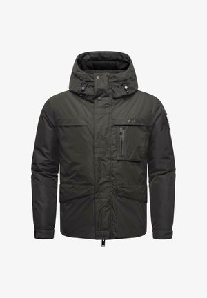 Musta eristetty takki, jossa on korkea kaulus, vetoketju ja napsulukot, useita taskuja sekä sileä, vettä hylkivä ulkopinta.