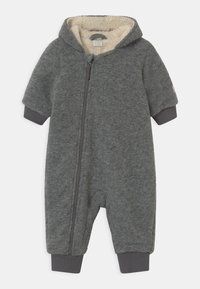Tuta in pile grigio con zip frontale, interno morbido, maniche corte e polsini a coste. Presenta un cappuccio accogliente e una zona delle dita arrotondata.