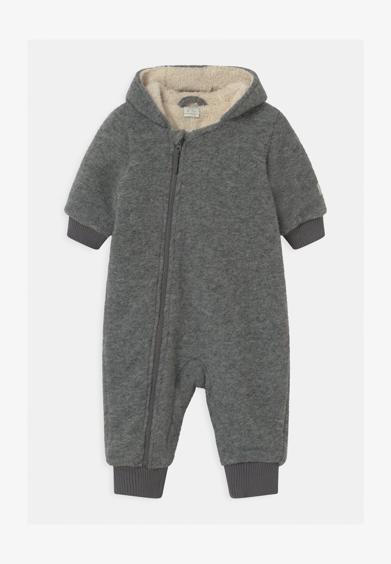 Grå fleece heldrakt med glidelås foran, plysjinteriør, kortermet og ribbestrikkede ermer. Har en koselig hette og rund tåområde.