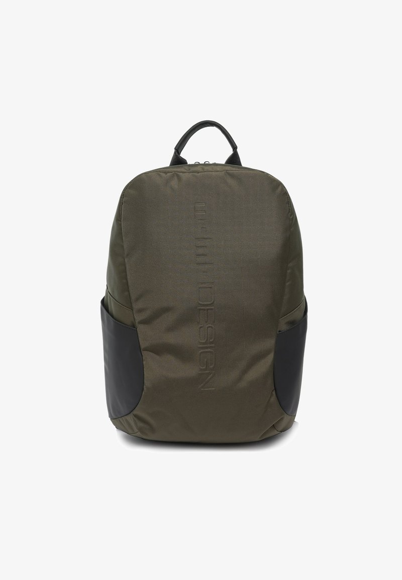 Sac à dos vert olive avec poches latérales noires, poignée supérieure et logo vertical embossé "Noble Oasis" sur le panneau avant.