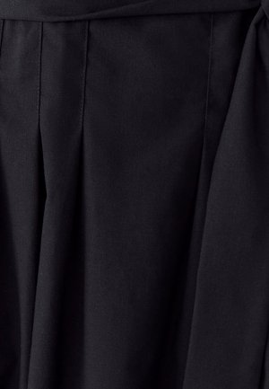 Juodas klostuotas audinys, lygus tekstūra, pritaikytas dizainas, su juosmens raiščiu, švarios linijos ir be matomų raštų ar akcentų.