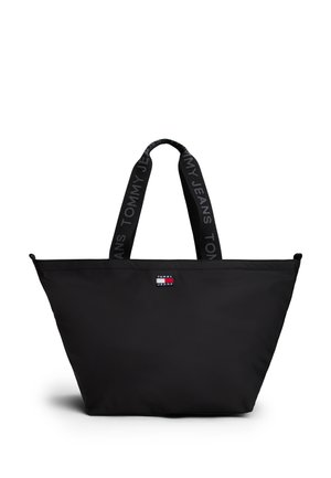 Czarna torba typu tote Tommy Jeans z szerokimi materiałowymi uchwytami, z napisem "Tommy Jeans" i małą naszywką z logo na środku z przodu.