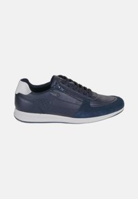 Baskets bleu marine et blanches avec lacets à l'avant, fermeture éclair latérale, détails perforés et panneaux en cuir texturé et en daim.