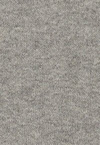 Pilkas megztas audinys, minkšta tekstūra; tolygus, šiek tiek margas raštas; lengvas, tinkamas drabužiams ar namų tekstilės gaminiams.