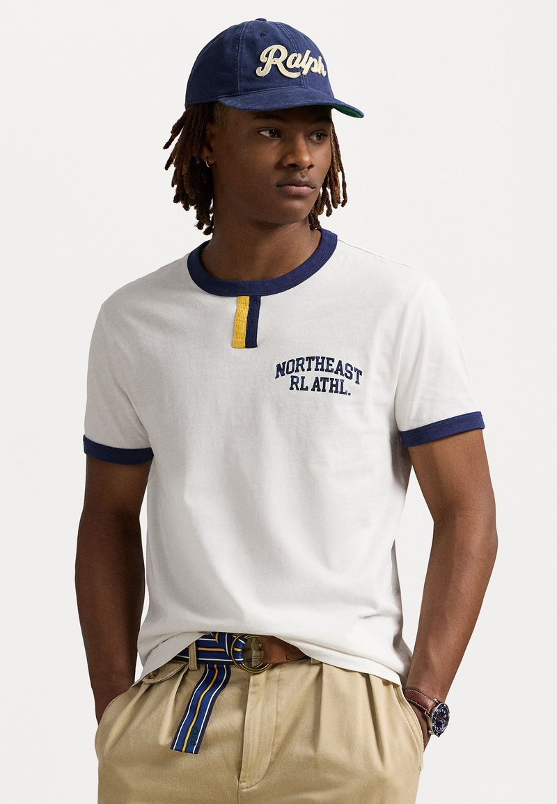 Polo Ralph Lauren - Standard Fit Slub Jersey Graphic T-Shirt - T-shirts med print - nevis, Forstørre