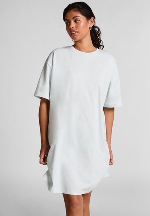 Lichtblauwe t-shirt jurk van een zachte stof, met korte mouwen, een relaxte pasvorm en kleine gestructureerde stippen over het oppervlak.