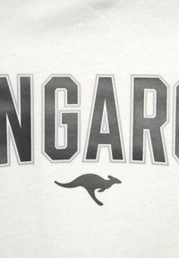 Weißes Baumwoll-T-Shirt mit fettem schwarzen Text "KANGAROO" und einer Silhouette eines Kängurus. Glatte Textur mit klassischem Rundhalsausschnitt.