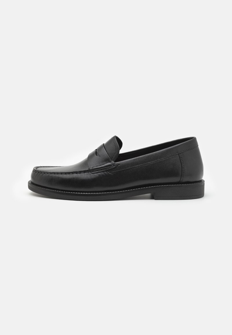 Schwarze Lederloafer mit abgerundetem Zehenbereich, genähten Details entlang der Oberseite und flacher Sohle. Elegante und glatte Textur.