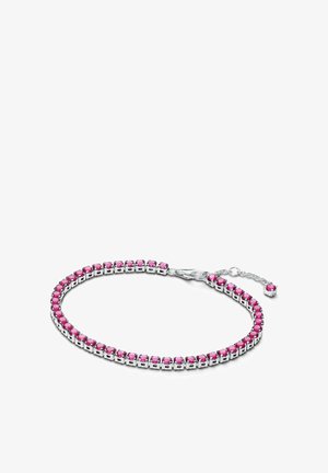 Bracciale in tono argento con cristalli rosa alternati in un design a maglie, fissato con un moschettone e una catena regolabile.