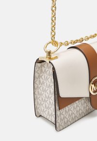 MICHAEL Michael Kors GREENWICH - Rankinė per petį - vanilla/acorn