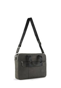 Bolsa para portátil de color gris oscuro con dos asas y una correa de hombro ajustable. Cuenta con un material sintético suave, un bolsillo delantero con cremallera y un diseño de panel.