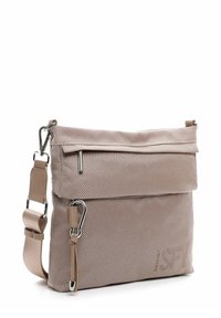 Borsa a tracolla beige con texture, flap ripiegabile, tracolla regolabile e hardware metallico. Presenta una tasca frontale con zip per un accesso facile.