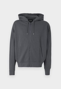 Σκούρα γκρι φούτερ με φερμουάρ, κατασκευασμένο α πό απαλό ύφασμα, με κουκούλα, ρυθμιζόμενα κορδόνια και μπροστινές τσέπες. Μανσέτες και τελείωμα με ριμπ ύφανση.