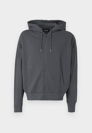 Sötétszürke, cipzáras pulóver puha anyagból, kapucnival, állítható húzózsinórokkal és első zsebekkel. Bordázott mandzsetták és szegély.