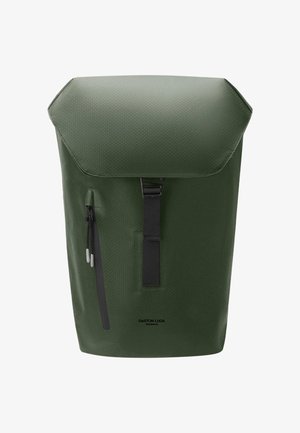 Zöld hátizsák textúrált külsővel, felgörgethető zárómechanizmussal, elülső cipzáras zsebbel, és fekete kiegészítőkkel. A logó márkázás a talpán található.