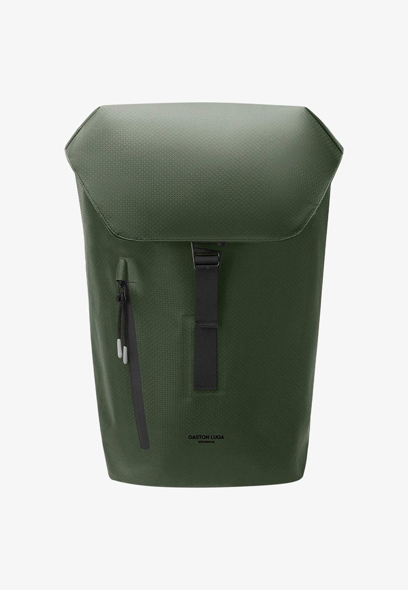 Zelený batoh s texturovaným povrchem, uzávěrem na rolování, přední kapsou na zip a černými akcenty. Obsahuje logo značky blízko základny.