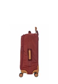 Valigia rossa con ruote in nylon. Dotata di manico telescopico, dettagli color beige e due ruote piccole. Scomparto principale con zip.