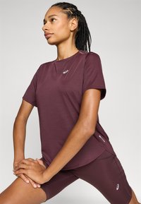 ASICS ROAD TOP - Tekninen t-paita - dark currant