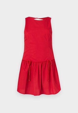 Vestido rojo sin mangas con corpiño ajustado y falda recogida. Presenta detalles de cordones en la cintura y una pequeña abertura en forma de ojo de cerradura en la parte trasera.