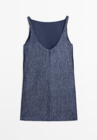 Abito in denim con profondo scollo a V, spalline sottili e regolabili, e tessuto blu intenso con texture. Presenta una chiusura con zip nascosta sul retro.