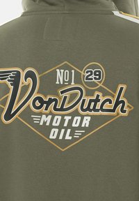 Sweat à capuche vert olive avec un grand logo imprimé en noir et blanc, agrémenté d'accents dorés, indiquant "Von Dutch MOTOR OIL" et des éléments décoratifs.