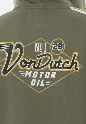 Sweat à capuche vert olive avec un grand logo imprimé en noir et blanc, agrémenté d'accents dorés, indiquant "Von Dutch MOTOR OIL" et des éléments décoratifs.