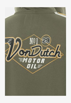 Sweat à capuche vert olive avec un grand logo imprimé en noir et blanc, agrémenté d'accents dorés, indiquant "Von Dutch MOTOR OIL" et des éléments décoratifs.
