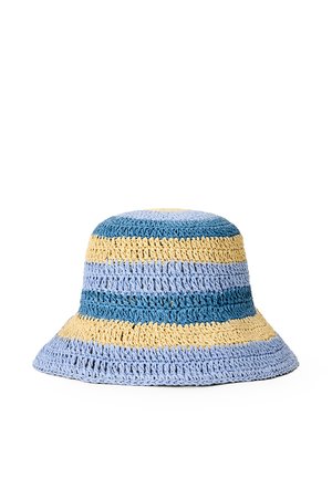 Sombrero tipo bucket tejido a crochet con franjas anchas alternadas en azul claro, azul oscuro y beige.