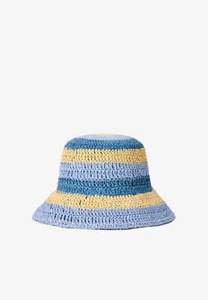 Sombrero tipo bucket tejido a crochet con franjas anchas alternadas en azul claro, azul oscuro y beige.