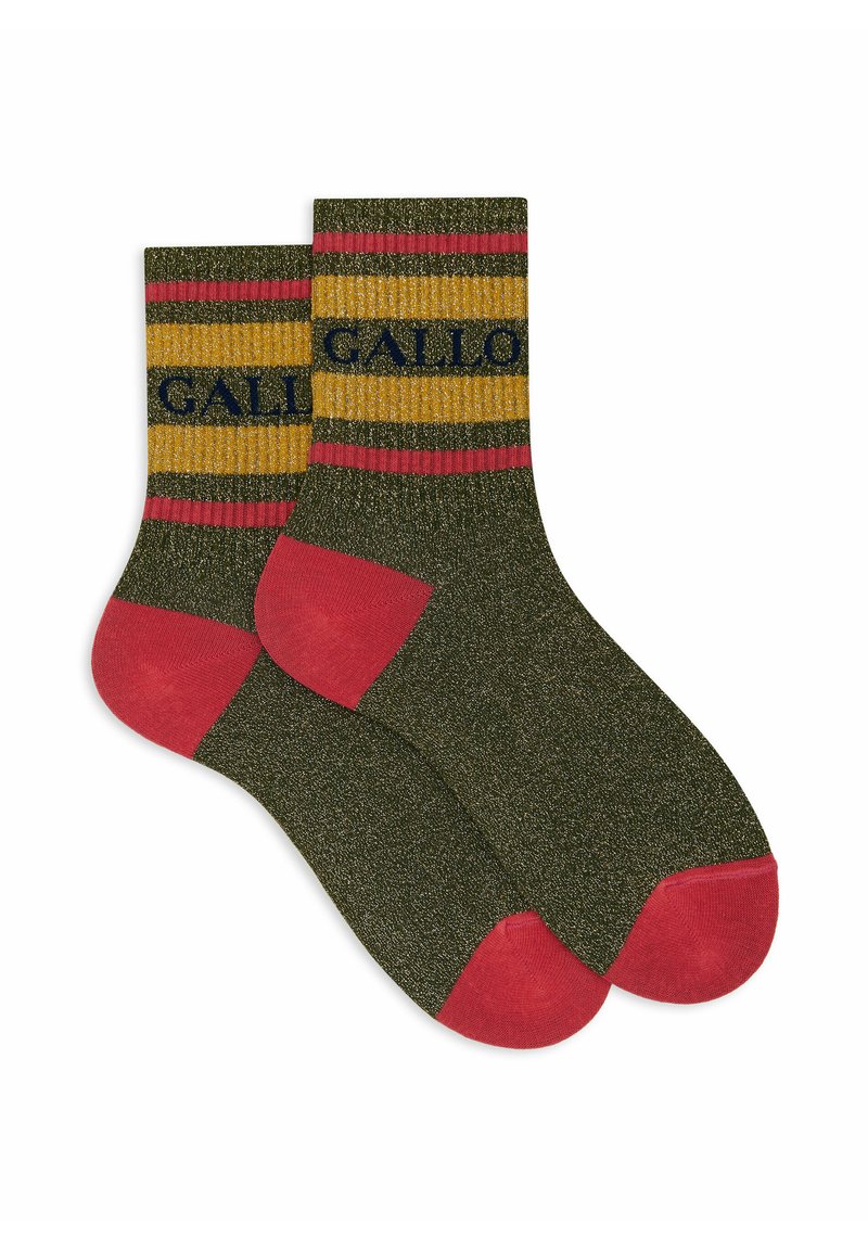 Calzini corti da uomo caratterizzati da un corpo verde scuro e scintillante, strisce dorate e rosse, e un logo navy "GALLO" sul bordo. Accenti rossi al tallone e sulla punta.