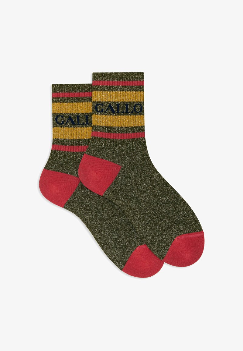 Calzini corti da uomo caratterizzati da un corpo verde scuro e scintillante, strisce dorate e rosse, e un logo navy "GALLO" sul bordo. Accenti rossi al tallone e sulla punta.