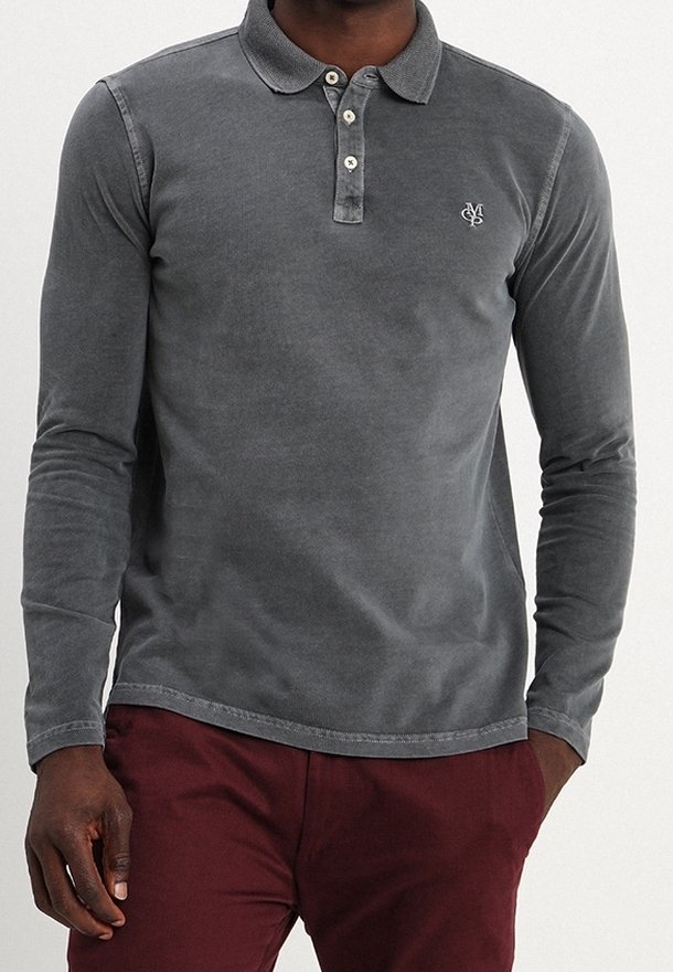 Langärmliges, graues Poloshirt aus weichem Baumwollmaterial. Mit einem Kragen, einer Knopfleiste mit drei Knöpfen und einem kleinen gestickten Logo auf der Brust.