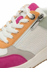 Sneaker met een mix van materialen: witte leer, oranje en roze suède, en een textuur paneel in het wit. Ritsaccent en witte veters.