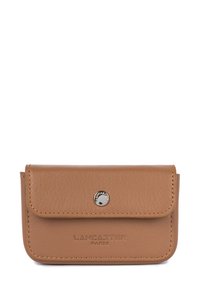 Portafoglio in pelle marrone con una consistenza liscia, chiusura a scatto in metallo e logo impresso "LANCASTER PARIS" sul fronte. Forma rettangolare compatta.