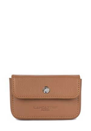 Portafoglio in pelle marrone con una consistenza liscia, chiusura a scatto in metallo e logo impresso "LANCASTER PARIS" sul fronte. Forma rettangolare compatta.