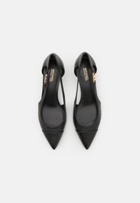 Escarpins à talons en cuir noir, à bout pointu, avec un dos ouvert et des côtés découpés. Présente un détail en or et une finition mate lisse.