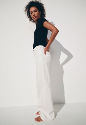 Next, REGULAR FIT - HIGH RISE STRETCH WIDE LEG JEANS . - Džínsy s rovným strihom - white