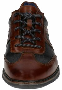 Chaussure à lacets en cuir marron et mesh bleu marine avec surpiqûres contrastantes, bout arrondi et détails texturés sur les côtés et la languette.