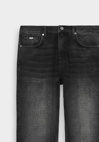 Schwarze Denim-Jeans, Vorderansicht, mit Knopfverschluss, Gürtelschlaufen und sichtbaren vorderen Taschen mit Nieten und Nahtdetails.