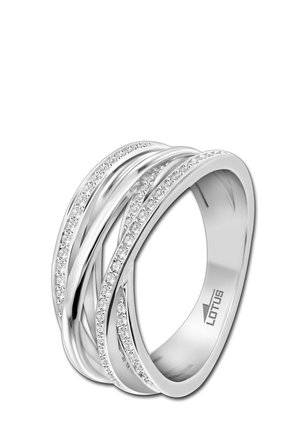 Bague en argent avec des bandes entrelacées au fini lisse et des cristaux clairs incrustés le long d'une bande pour un détail supplémentaire.