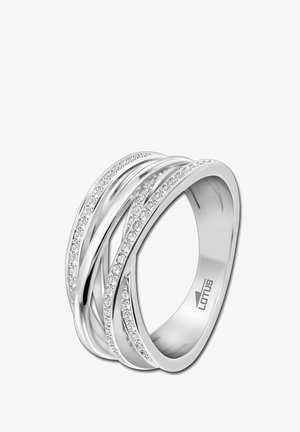 Bague en argent avec des bandes entrelacées au fini lisse et des cristaux clairs incrustés le long d'une bande pour un détail supplémentaire.