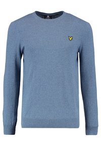 Maglione blu a maglia con collo rotondo, orlo e polsini a costine, con un piccolo logo giallo nella zona sinistra del petto. Texture morbida.