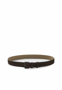 Cintura in suede marrone con superficie testurizzata, cinturino in pelle regolabile, fibbia metallica rettangolare e diversi fori per la regolazione della taglia.