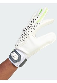 Guanto da portiere con corpo in lattice bianco, ritagli triangolari neri per ventilazione, dettagli verdi e cintura del polso rinforzata con motivo esagonale.