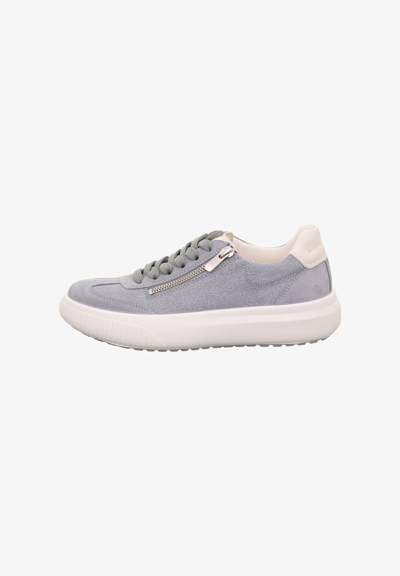 Jasnoszary zamszowy sneaker z białą podeszwą, szarymi sznurowadłami, bocznym zamkiem błyskawicznym i wyściełanym białym kołnierzem na pięcie, widziany z zewnętrznej strony.