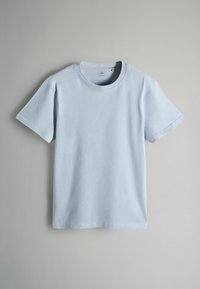 Svetlo modra majica s kratkimi rokavi iz bombaža. Ima okroglo ovratnik, mehak teksturo in preprost dizajn brez vzorcev ali dodatkov.