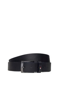 Cintura in pelle nera con una texture liscia, dotata di una fibbia metallica rettangolare e un discreto dettaglio del logo sulla cinghia.