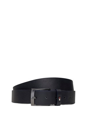 Cintura in pelle nera con una texture liscia, dotata di una fibbia metallica rettangolare e un discreto dettaglio del logo sulla cinghia.